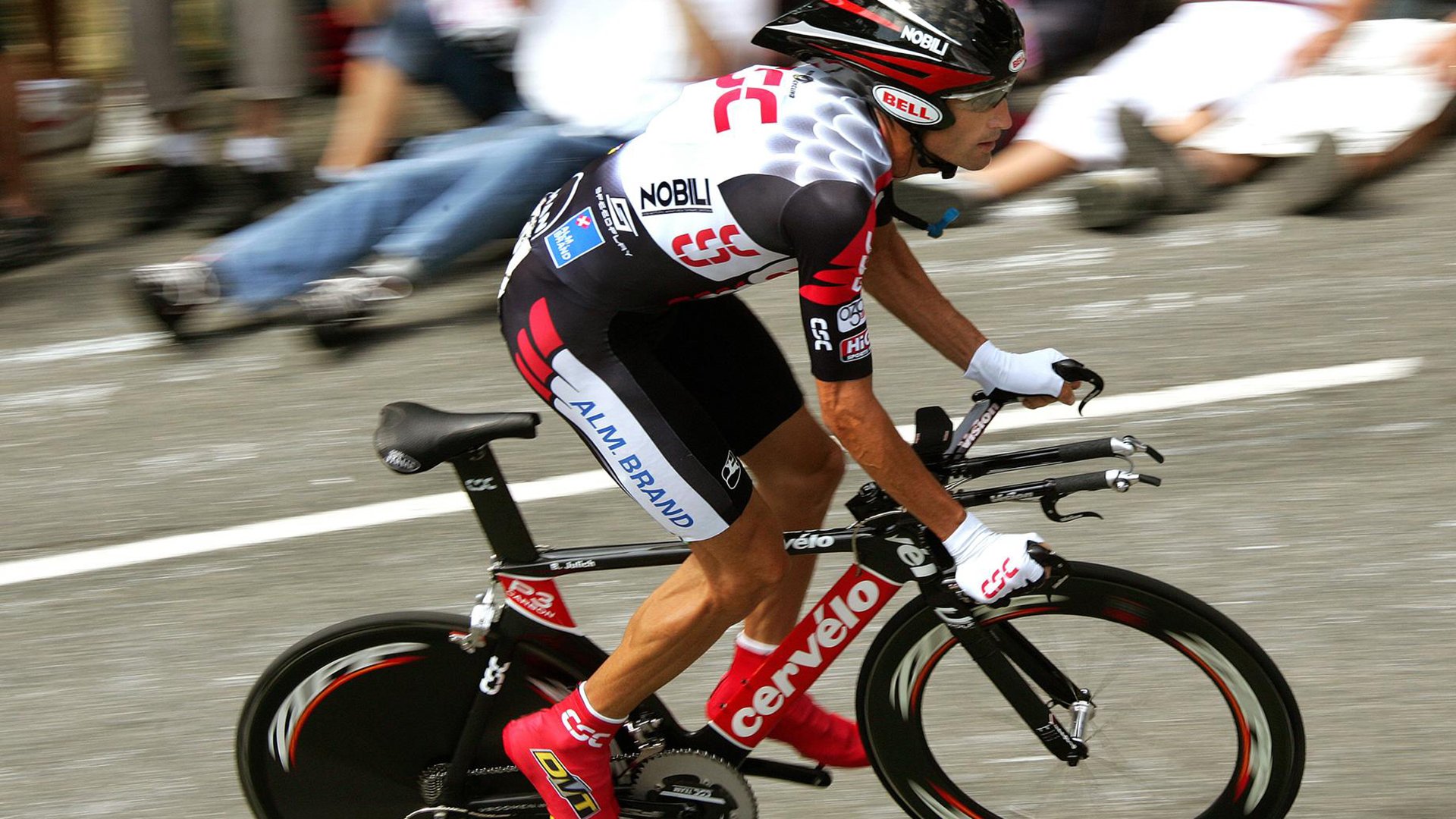 裁判误判争议不断视频回放制度呼声高涨，裁判场上误判怎么办