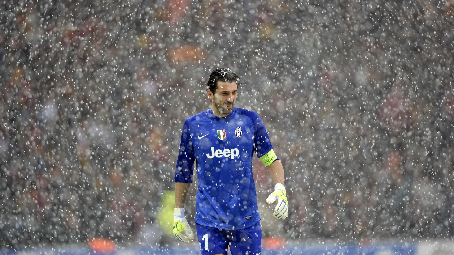 足球的演变史：从泥地到现代化球场，足球演变图